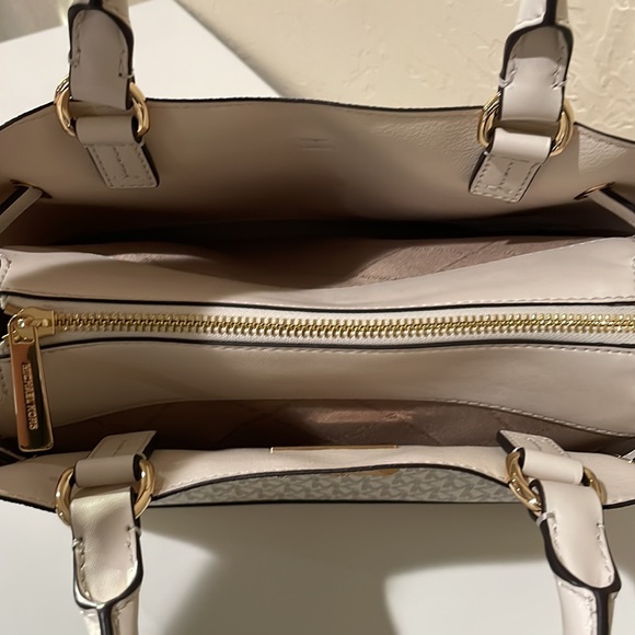 MICHAEL KORS Large Belted Satchel - Picture 3 of 6